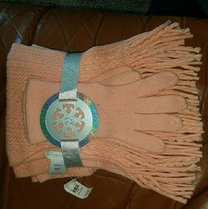 Gloves and scarf set